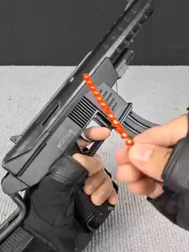 一部蝎子放到手上就可以当武器的电视，蝎子拿的是什么枪插图1